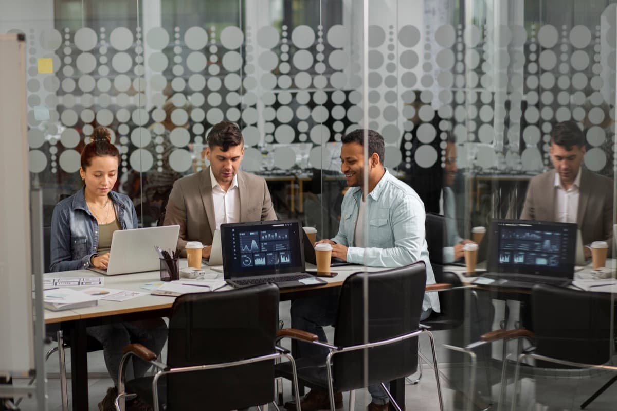Equipe trabalhando em laboratório de tecnologia